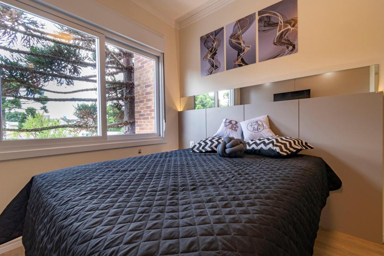 Apartment D, Henrique *