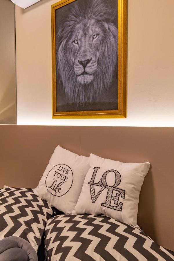 Apartment D, Henrique