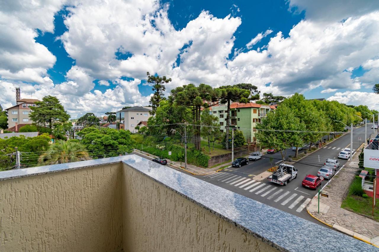 Apartment D, Henrique *